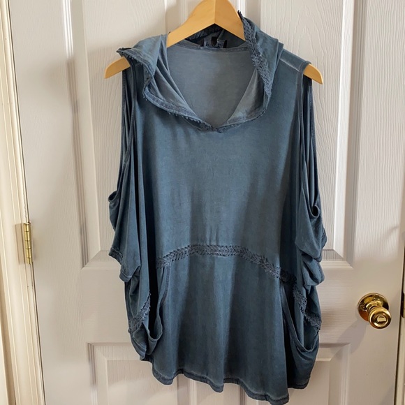 POL FADED BLUE WASH COLD SHOULDER TUNIC SIZE MEDIUM - Picture 2 of 8